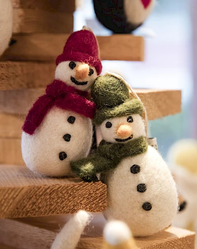 Schneemenschen aus Filz und fair