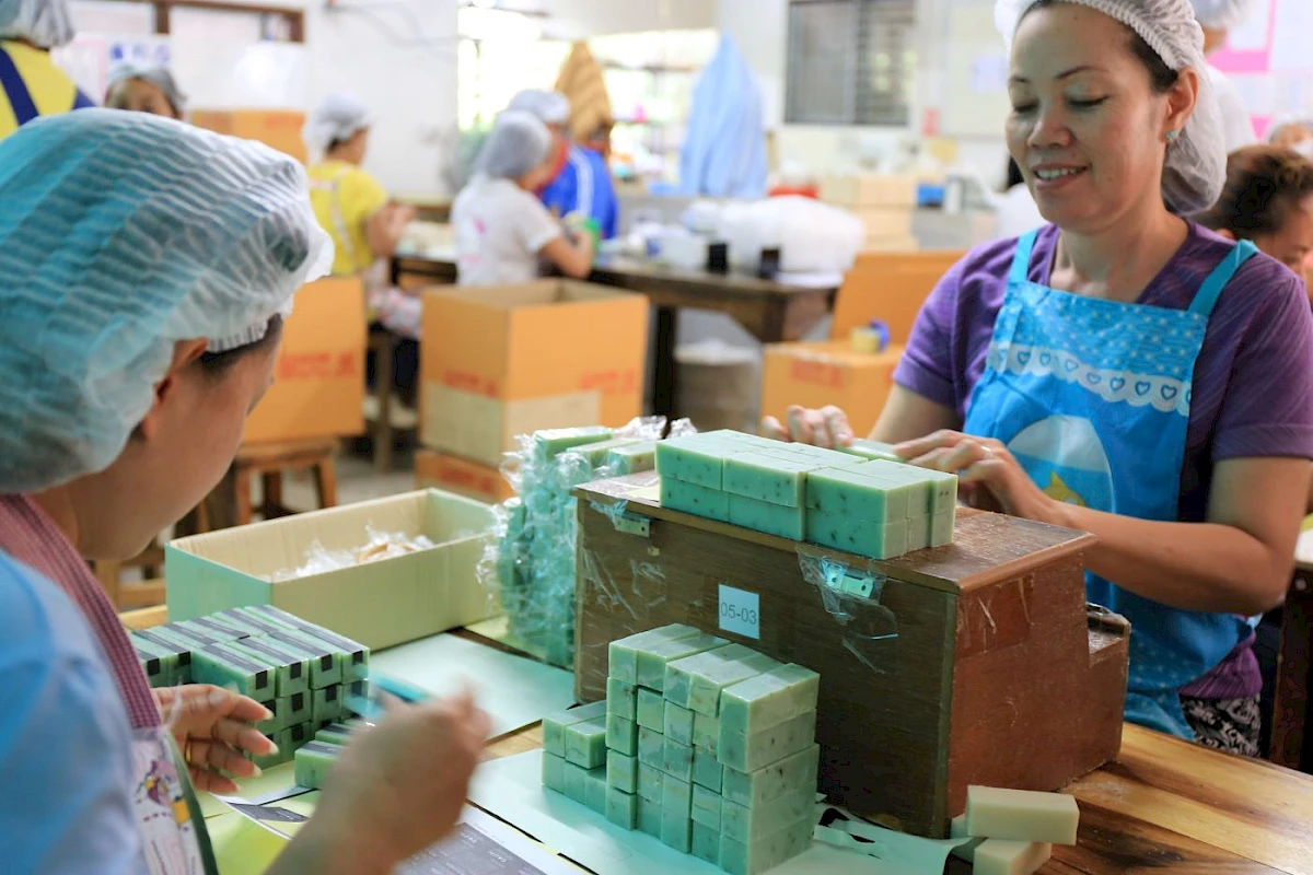 Frauen beim Verpacken der Seife