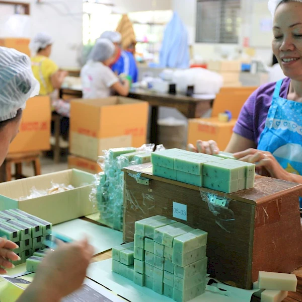 Frauen beim Verpacken der Seife