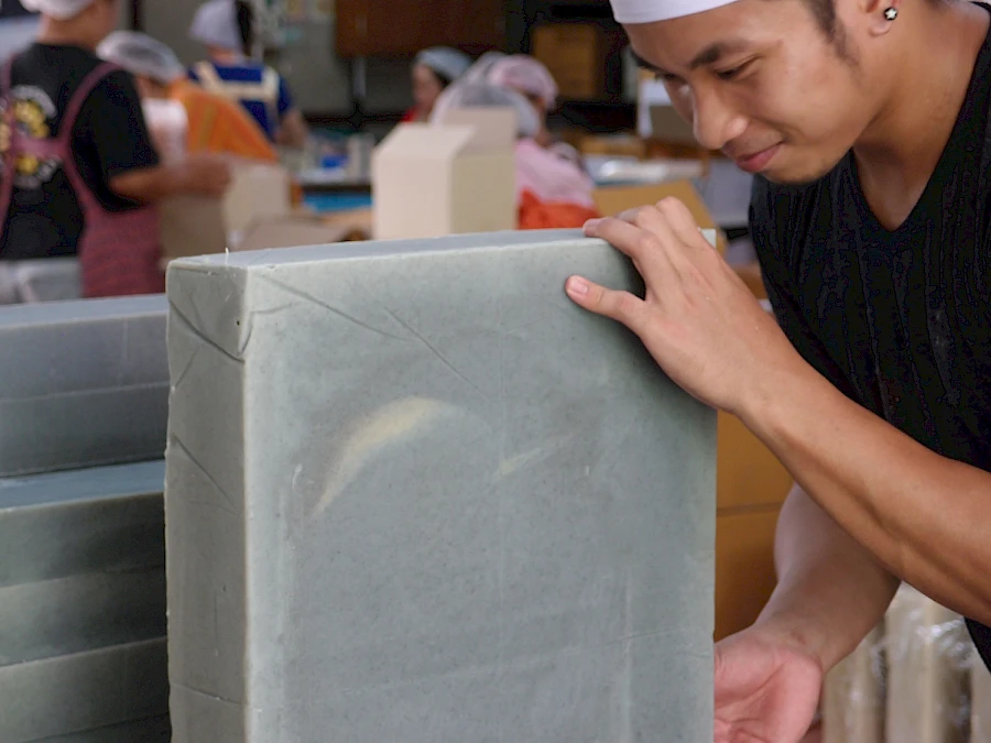 Vichien Kidin zerteilt einen großen Seifenblock